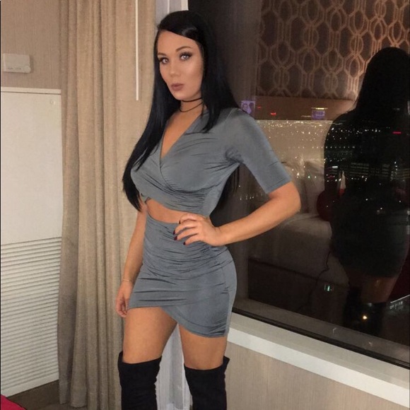 Hi! I’m Amanda - welcome to my closet! - Picture 8 of 8